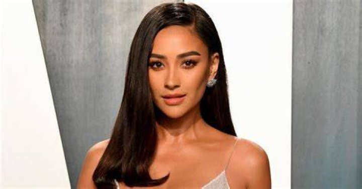31 Years American Model Shay Mitchell Overall Income and Net Worth