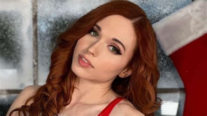 Amouranth gives away her phone number for wild Christmas carol contest