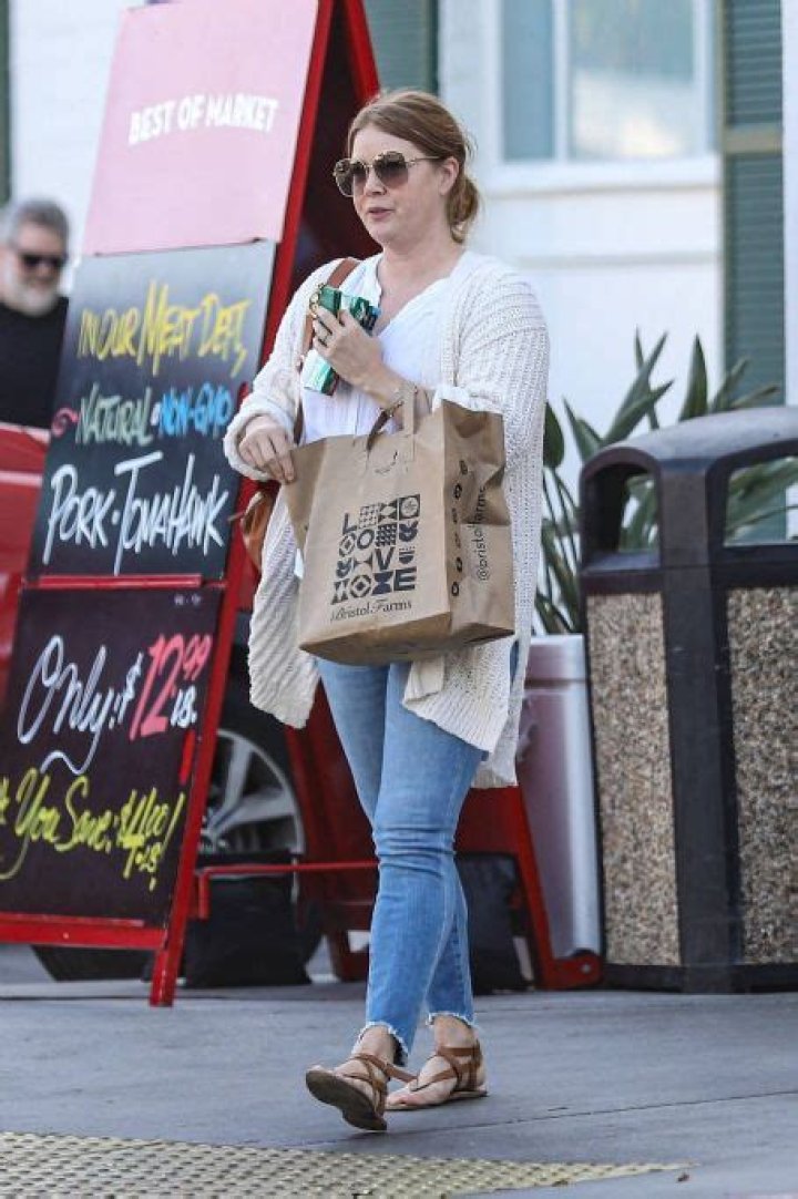Amy Adams Is Pregnant! - FamousFix.com post