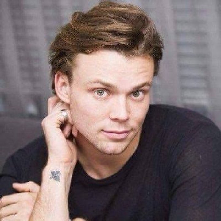 Ashton Irwin - Bio, Age, Net Worth, Height, Single, Nationality, Body Measurement, Career