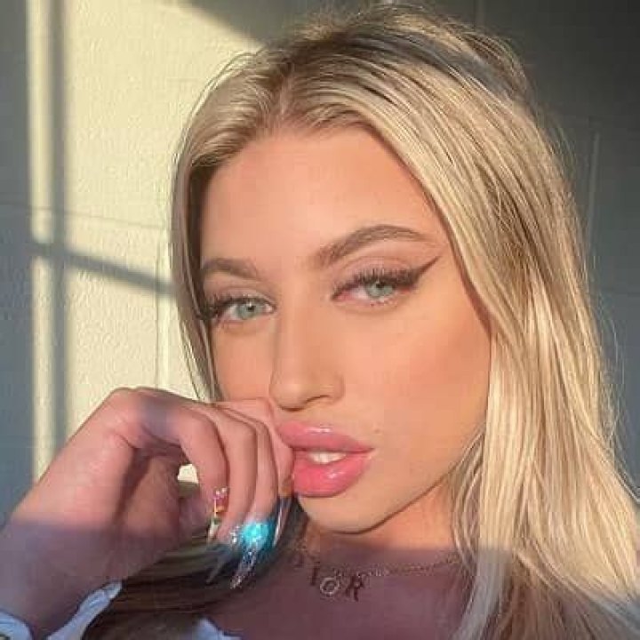 Ava Louise - Bio, Age, Net Worth, Height, Single, Nationality, Body Measurement, Career