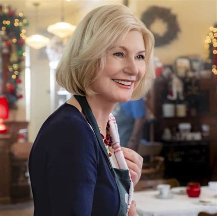 Beth Broderick - Bio, Age, Career, Net Worth, Height, Facts