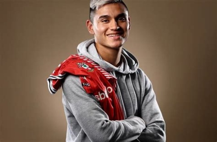 Carlos Alcaraz signs new Southampton deal