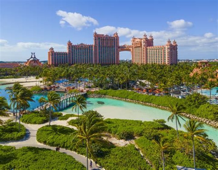 	CASINOS UP ANTE IN BAHAMAS RESORTS TRY TO LURE HIGH ROLLERS	