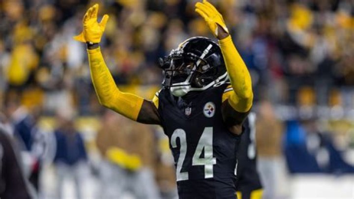 CB Joey Porter Jr. receives team ROTY award