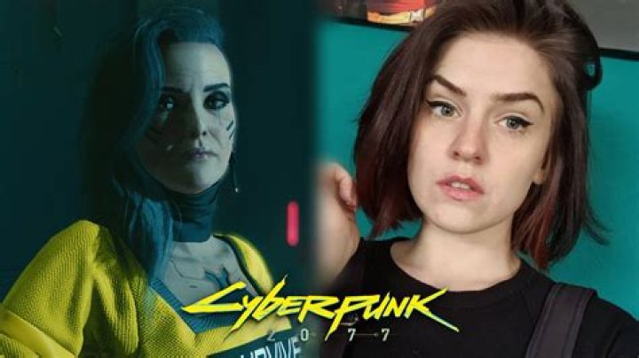 Cyberpunk 2077 cosplayer rules over Night City as edgy Rogue