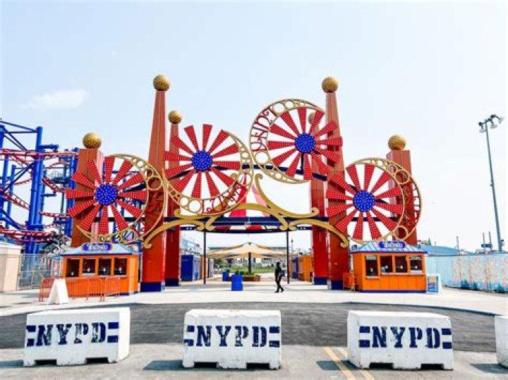 	DEWEY ALBERT, 84, FOUNDED FUN PARK IN CONEY ISLAND	