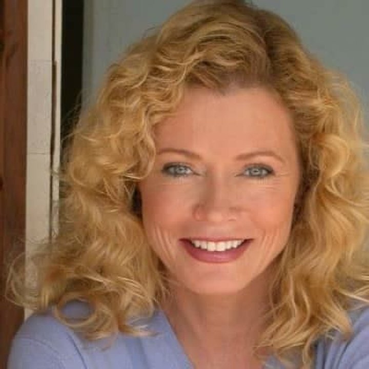 Dianne Holchek - Bio, Age, Net Worth, Single, Nationality, Facts