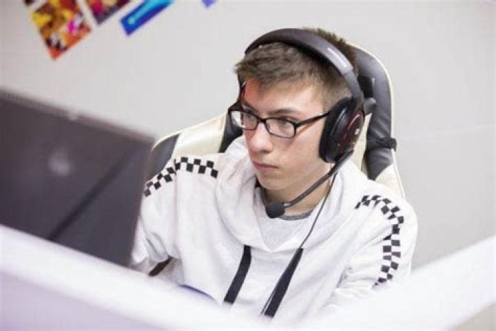 Dota 2 player under fire for kicking out teammate twice just before Disneyland Paris Major
