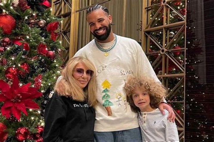 DRAKE SHARES HOLIDAY PHOTO WITH MOM AND SON