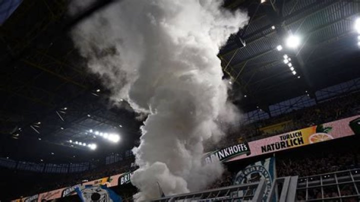 Dunkle Wolken über dem Fußball – 11FREUNDE