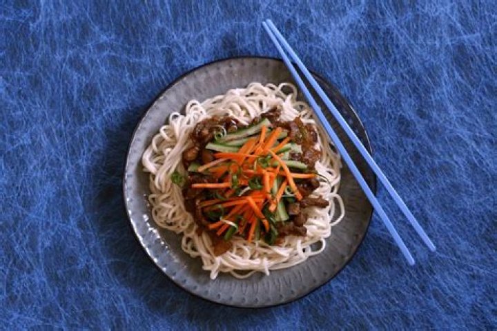 Easy Chinese noodles with bean paste and pork (Zhajiangmian) - recipe