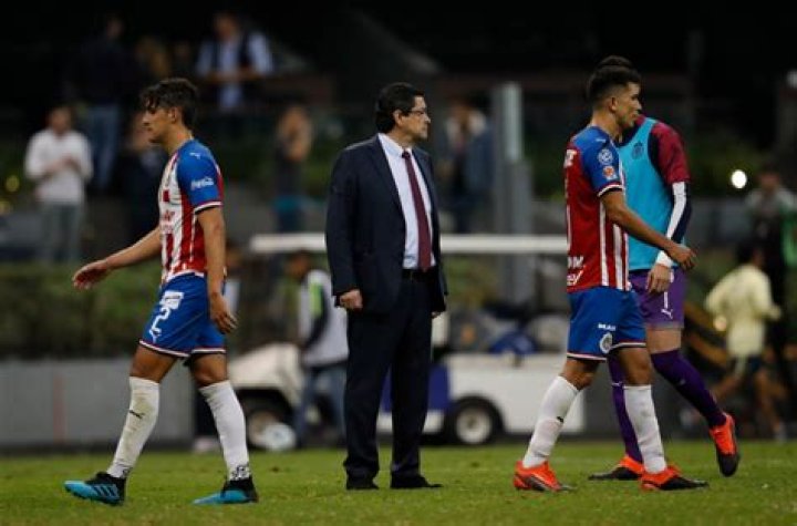 	El ‘Flaco’ Tena, técnico de Chivas, tiene coronavirus	