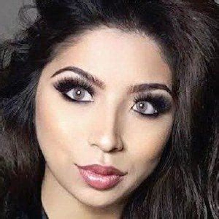 Elena Genevinne - Bio, Age, Net Worth, Height, Single, Nationality, Career