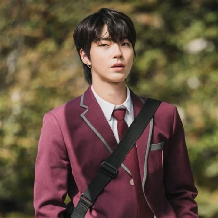 Exploring Hwang In Yeop's Personal Life: Who Is His Wife?