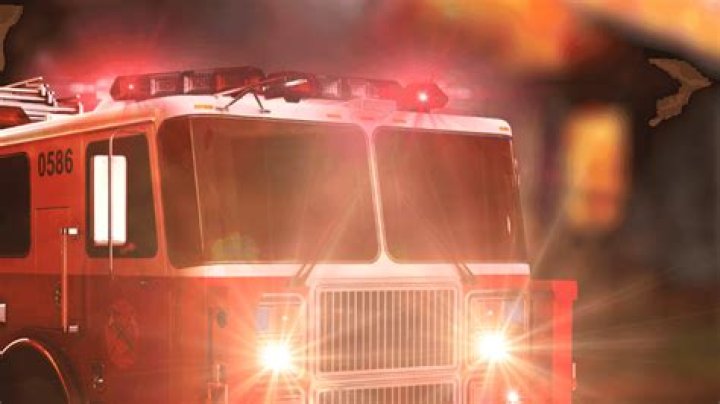 Fire crews battle late-night fire in Alum Bank