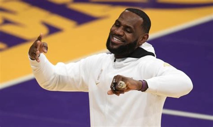 Gaming Twitter explodes after LeBron James asks for gaming chair recommendations