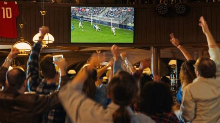 	Giants fans flock to sports bars to avoid DirecTV, Ch. 7 dispute	