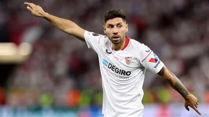 Gonzalo Montiel signs with Sevilla