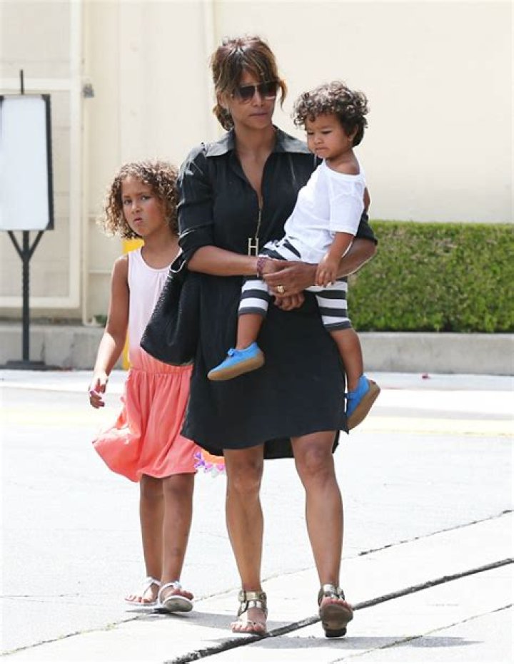 HALLE BERRY AND KIDS SPEND THE DAY AT SUNSET PLAZA