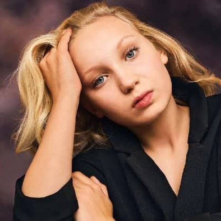 Helena Zengel - Age, Net Worth, Height, Bio, Career, Single, Facts