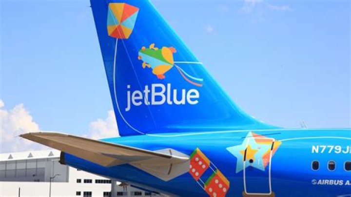 	JetBlue celebra a Puerto Rico con su avión ‘Bluericua’	