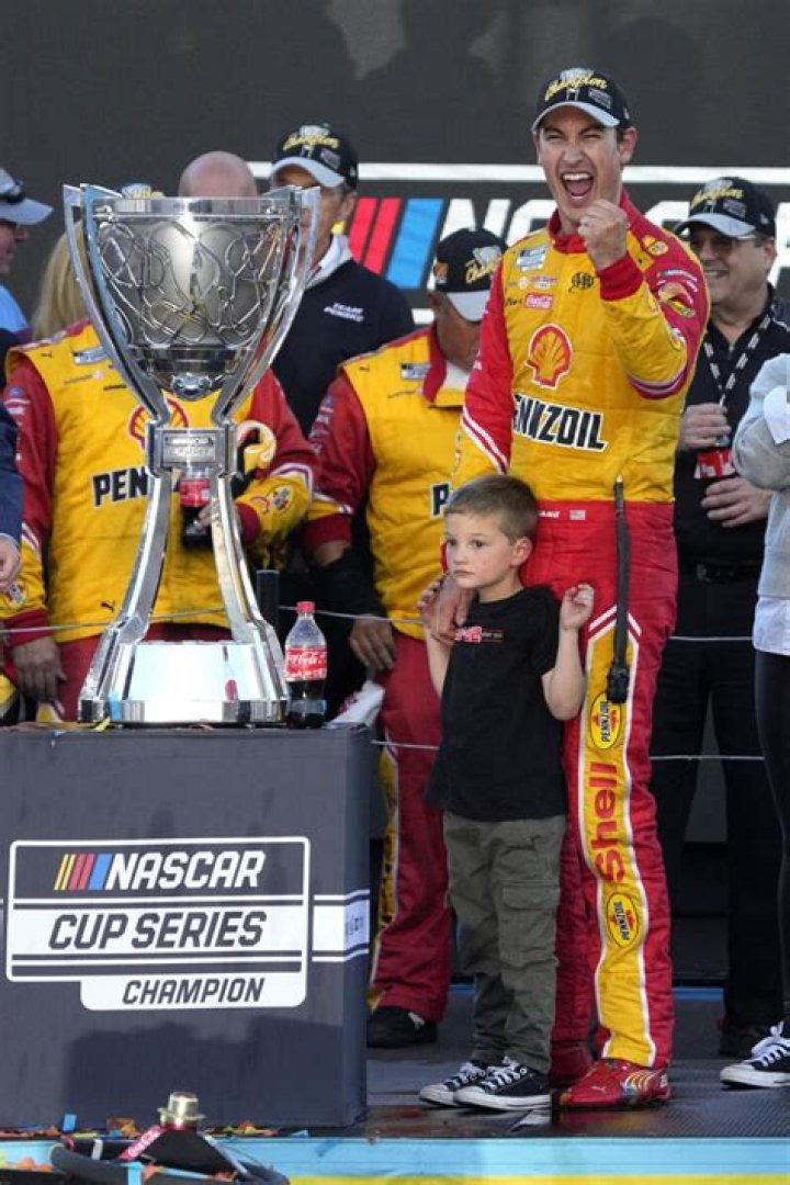 Joey Logano wins at Phoenix to earn 2nd NASCAR championship