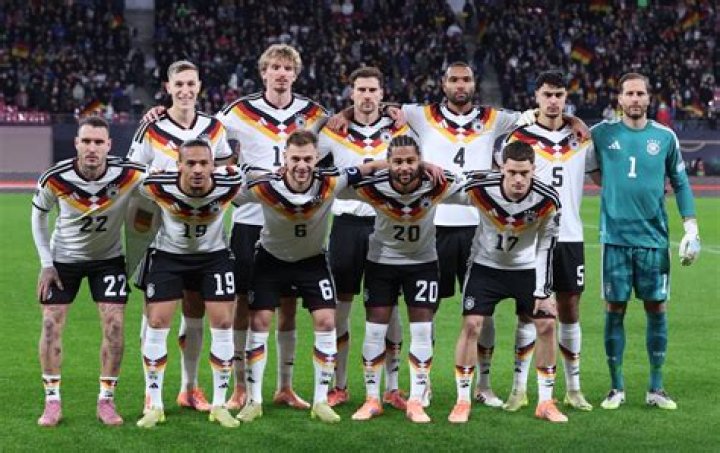 Jung und semi-gut gelaunt - Mannschaftsfoto (17):… – 11FREUNDE