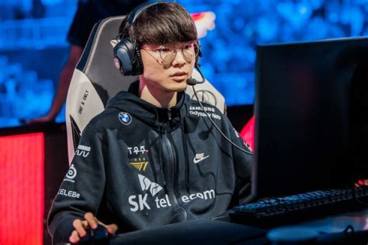 Korean Twitch streamers go viral with completely bizarre goose dance