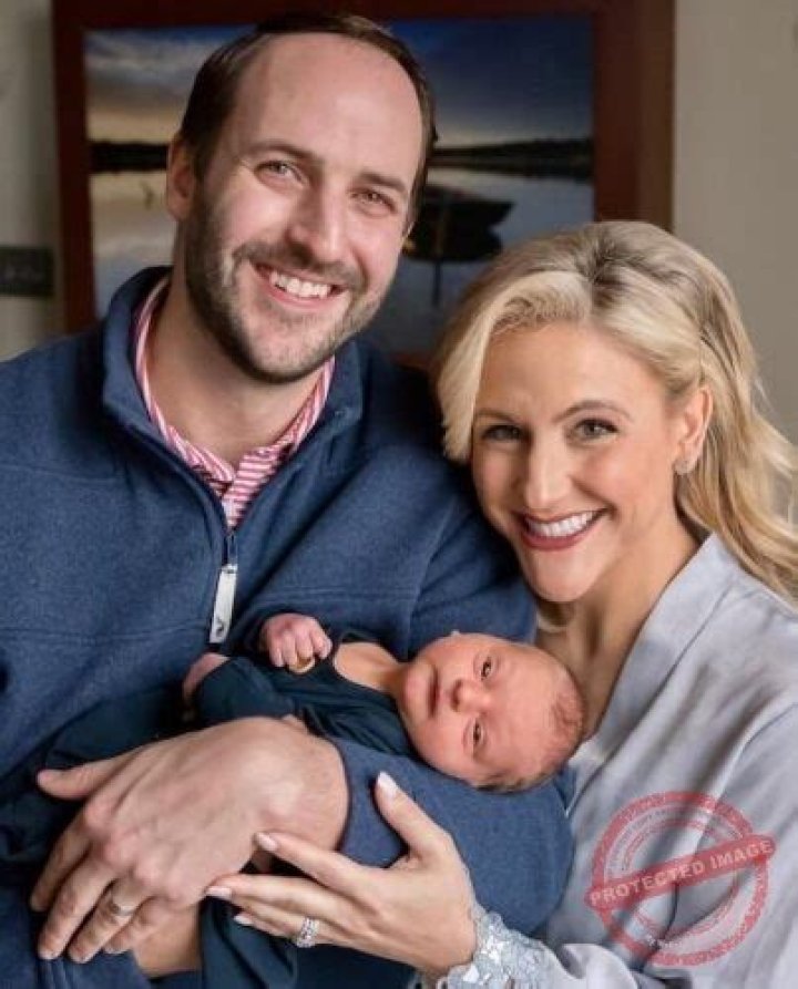 Laura Hettiger Age, Husband, KMOV, Wiki, Bio【 Married 】Clothes, Baby
