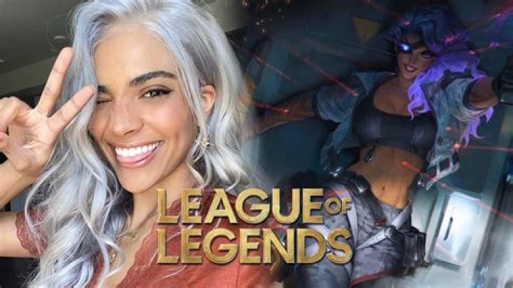 League cosplayer blooms like the Desert Rose as PsyOps Samira