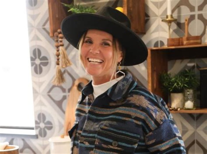 Leslie Davis Bio, Age, Height, Husband, Net Worth, Real estate