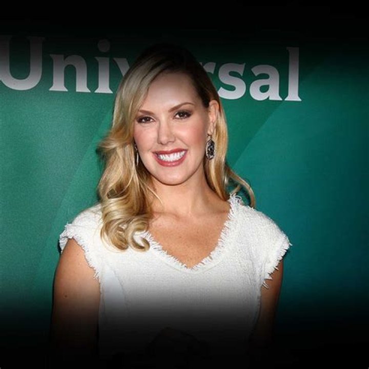 Lindsay Fox - Bio, Age, Net Worth, Height, Single, Nationality, Career, Wiki