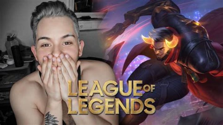 LoL cosplayer celebrates the Lunar New Year in style as Lunar Beast Darius