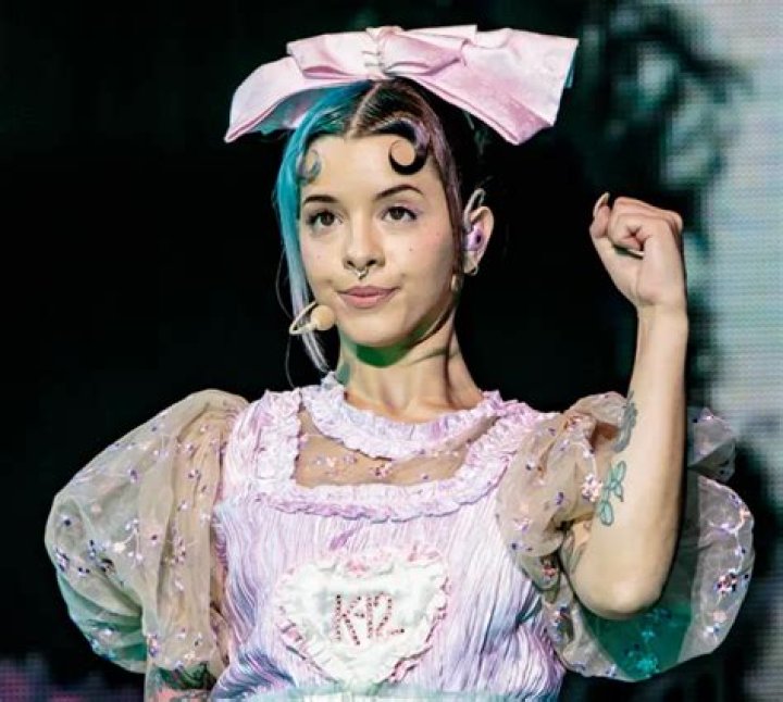 Melanie Martinez - Bio, Age, Height, Single, Nationality, Career, Wiki