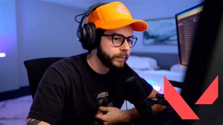 Nadeshot brings Valorant streamer to tears after gifting him 150 Twitch subs