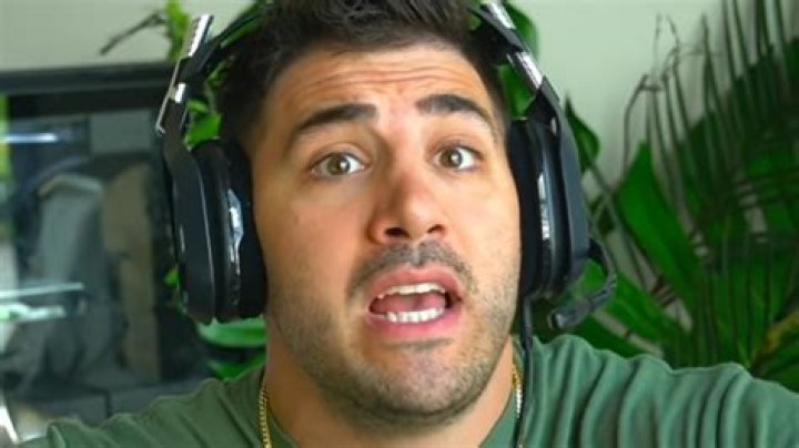NICKMERCS confirms he's going pro in Apex Legends and already has a team