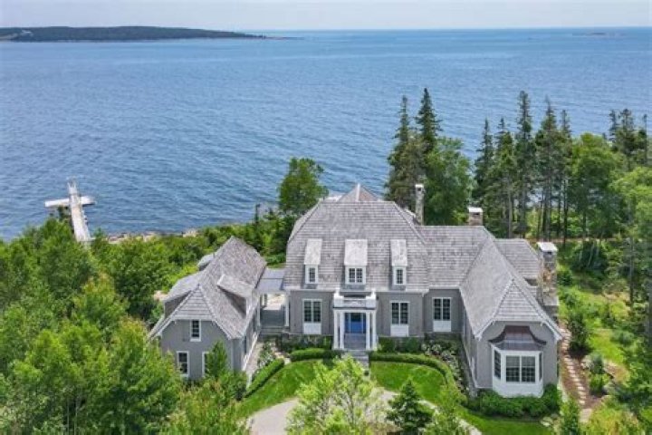 	Oceanfront estate includes space to take off and land in helicopter | Photos	