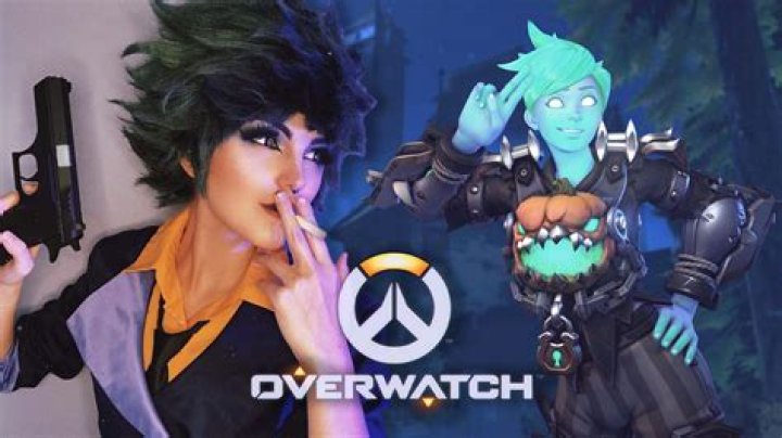 Overwatch cosplayer celebrates Halloween early as spooky Will-O-Wisp Tracer