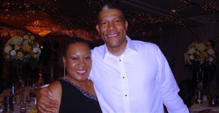 Pam Oliver marriage with husband Alvin Whitney. Are they divorcing or not. Rumours are there.