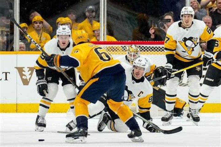 Penguins score late to edge Predators 6-4