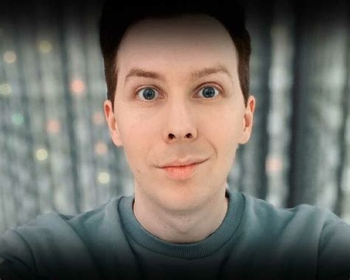 Phil Lester - Bio, Age, Net Worth, Height, In Relation, Nationality, Body Measurement, Career