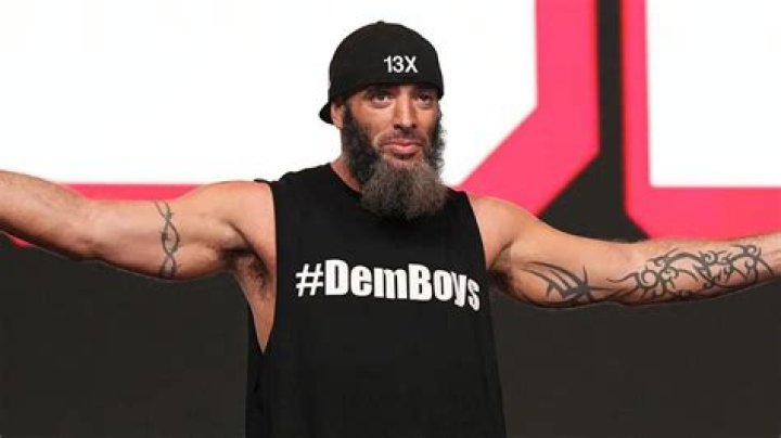 [Photo] Mark Briscoe gets a new tattoo of his late brother Jay Briscoe