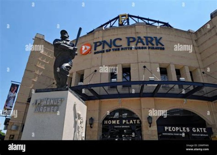 Pirates open up PNC Park in 2001