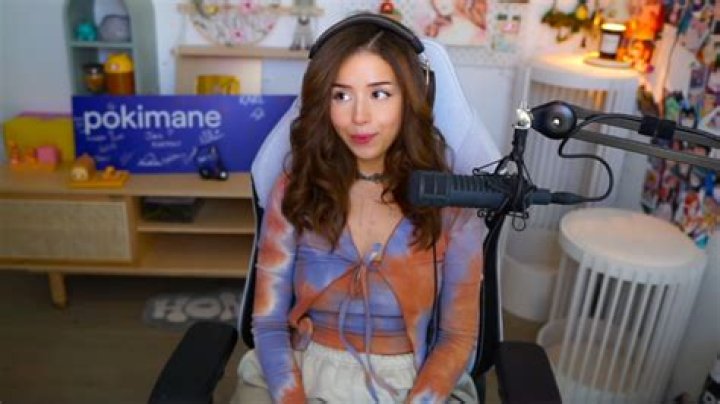 Pokimane jokes about why she can't twerk at E3 parties