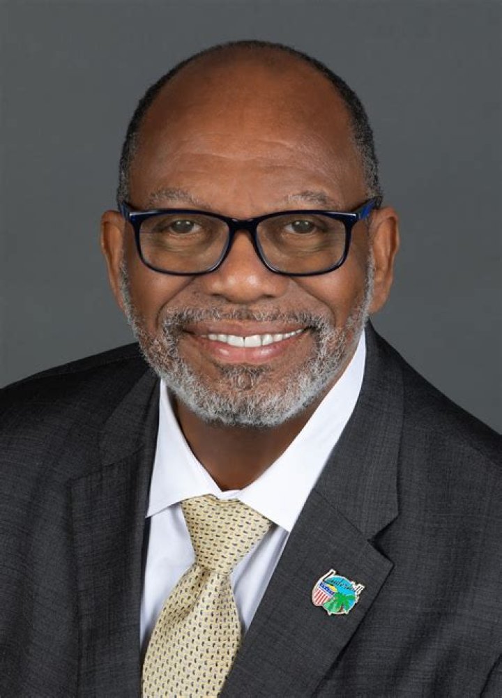 	Questionnaire for Kenneth Thurston, candidate for mayor of Lauderhill, Seat 5	