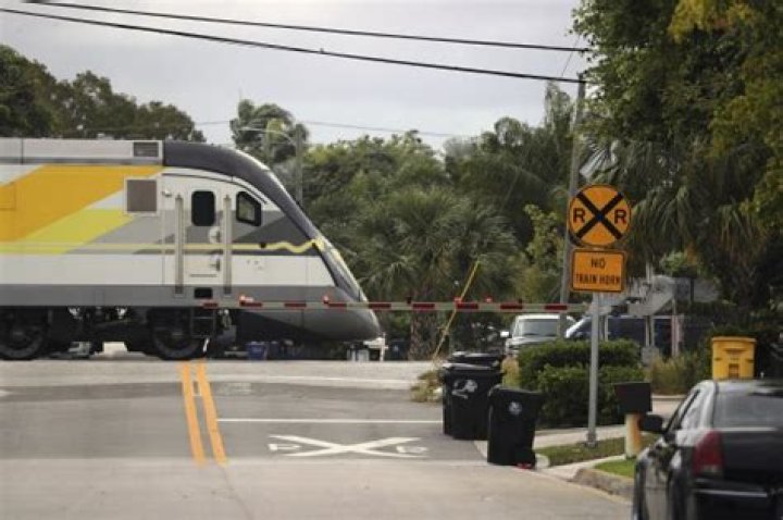 	Railway arms reopen after shutting down crossings in downtown Fort Lauderdale for rush hour	