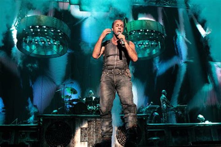 Снявшимся в порноклипе солиста Rammstein россиянкам посыпались угрозы: Музыка: Культура: Lenta.ru