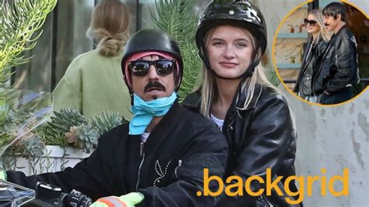 Red Hot Chili Peppers Lead Singer's Girlfriend: A Deep Dive Into Their Relationship