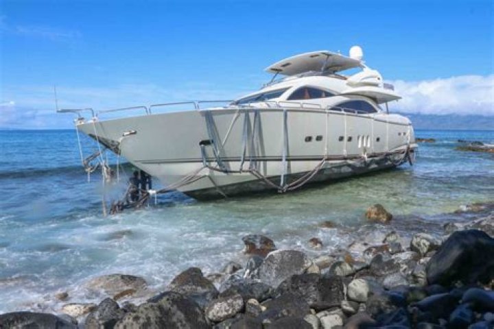 	RESCUE OF YACHT-SALES AGENCY SOUGHT	